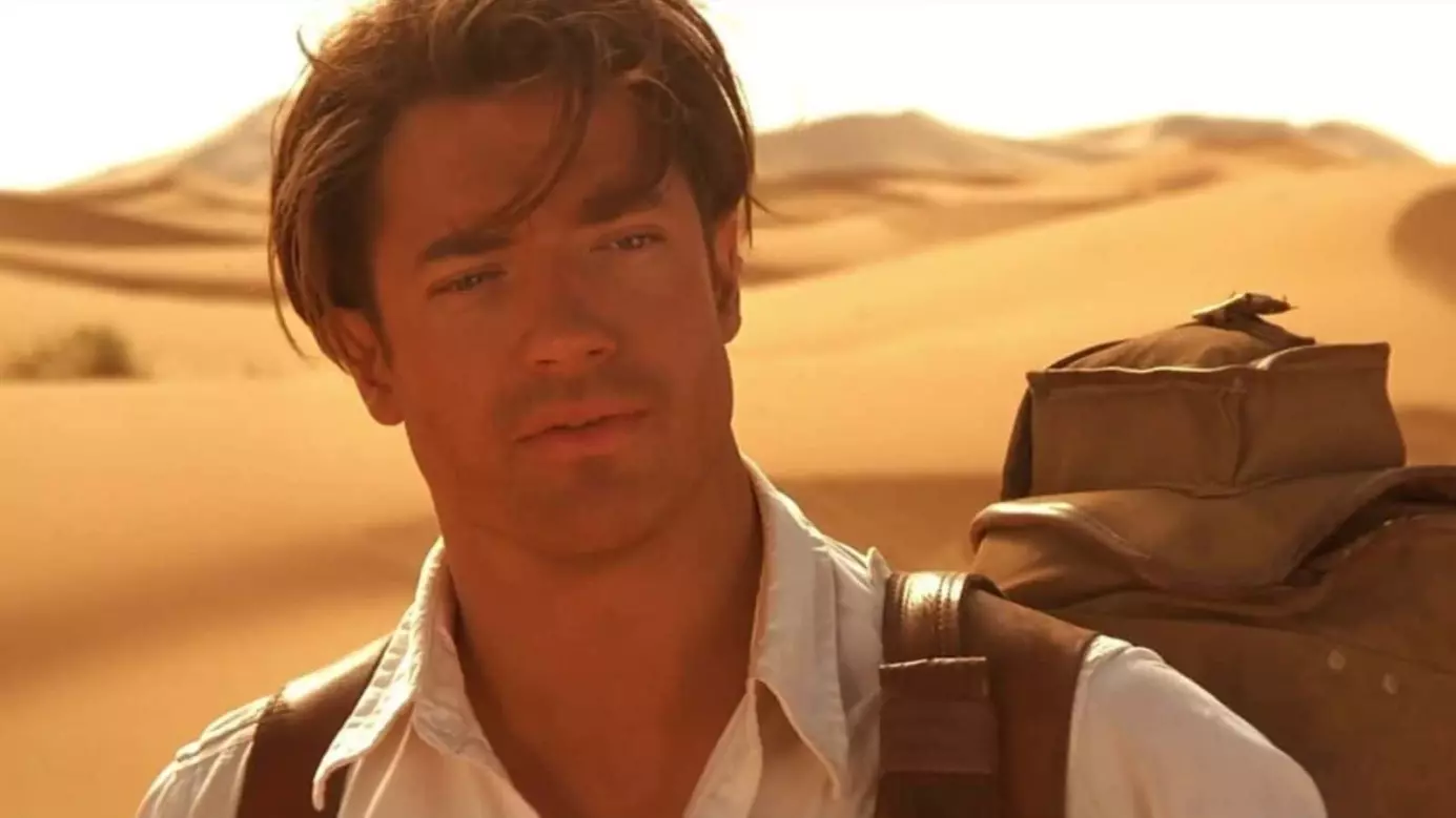 Brendan Fraser dans le rôle de Rick O’Connell, devant les dunes de La Momie (1999)