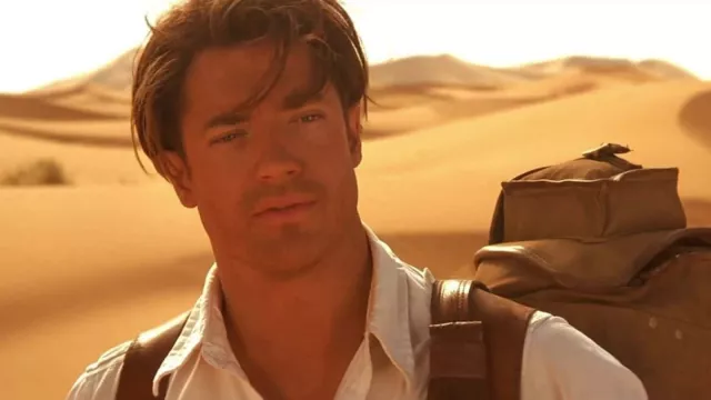 Brendan Fraser dans le rôle de Rick O’Connell, devant les dunes de La Momie (1999)